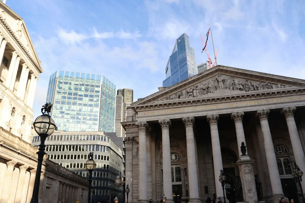 USD/HKD blisko 7,79? Prognoza Barclays i rozwiewający się carry trade