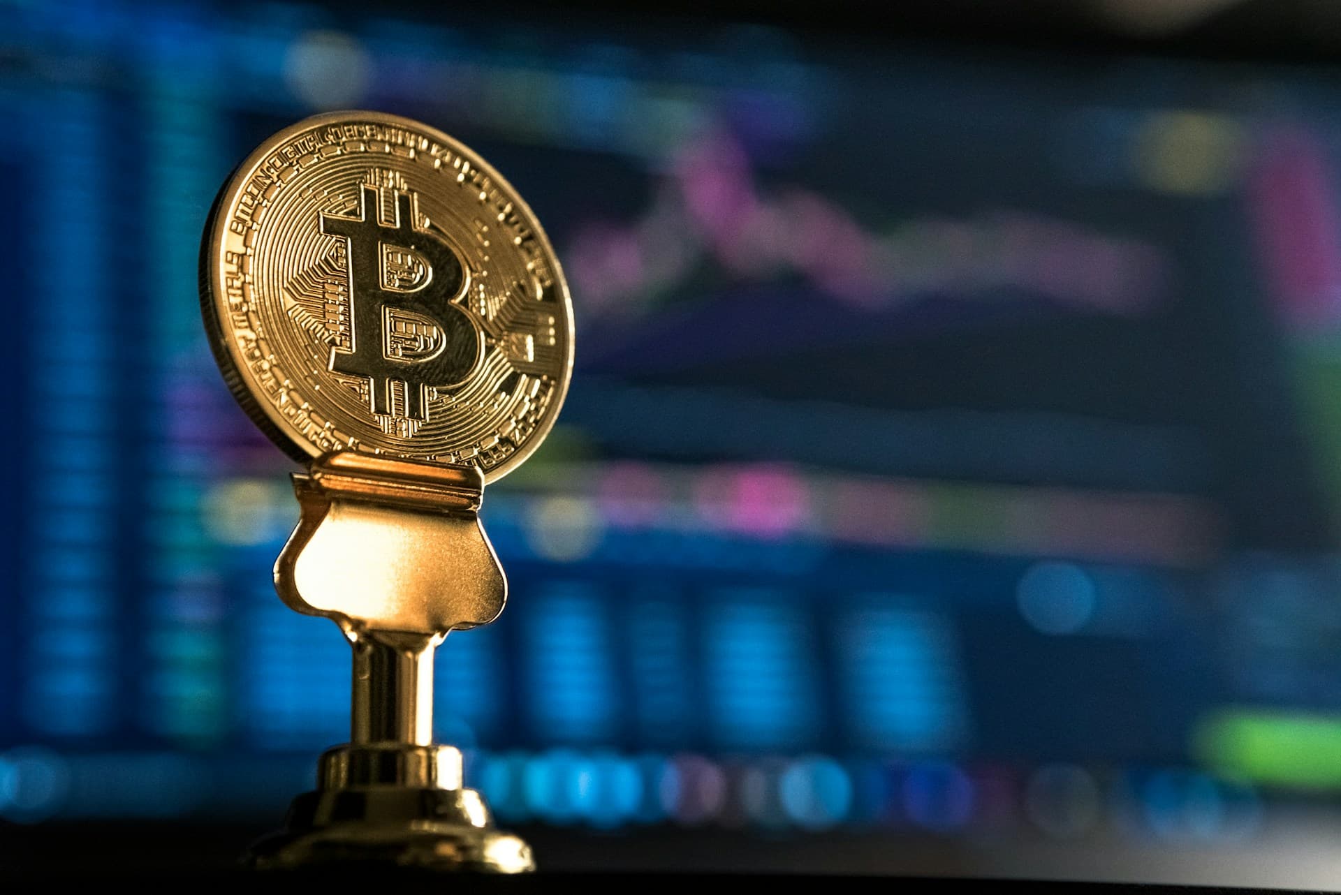 Bitcoin spada poniżej 118 000 USD – co stoi za nagłym tąpnięciem?