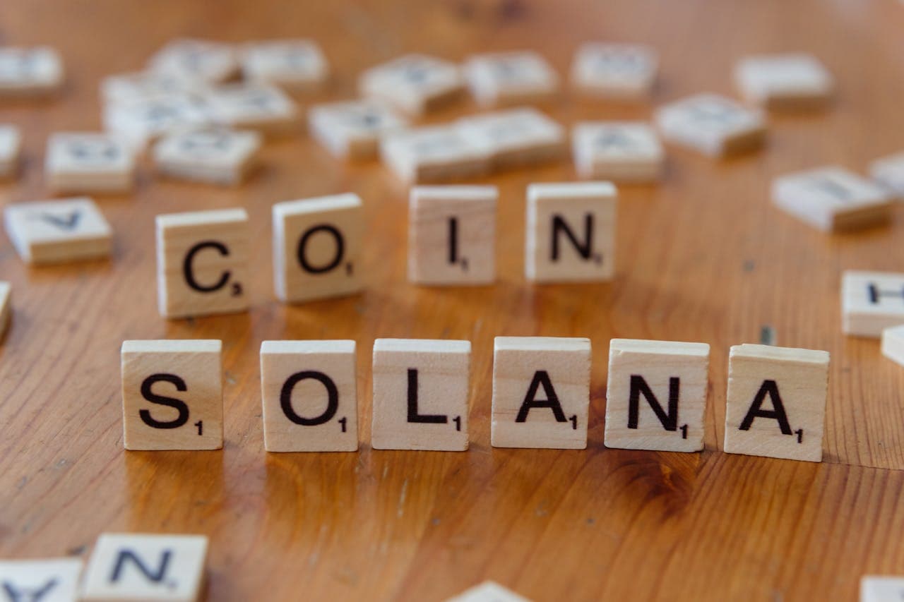 Solana Memecoins pod ostrzałem: czy ‘cyfrowe odpady’ napędzają rozwój sieci?