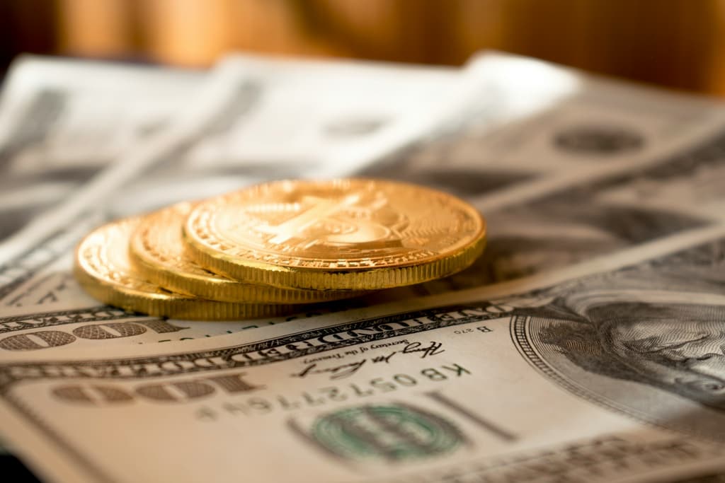 Słabnący dolar napędza wzrosty Bitcoina i złota – instytucje rzucają się na aktywa ochronne
